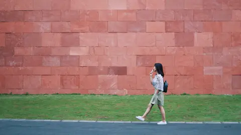 Mujer caminando Mujer caminando