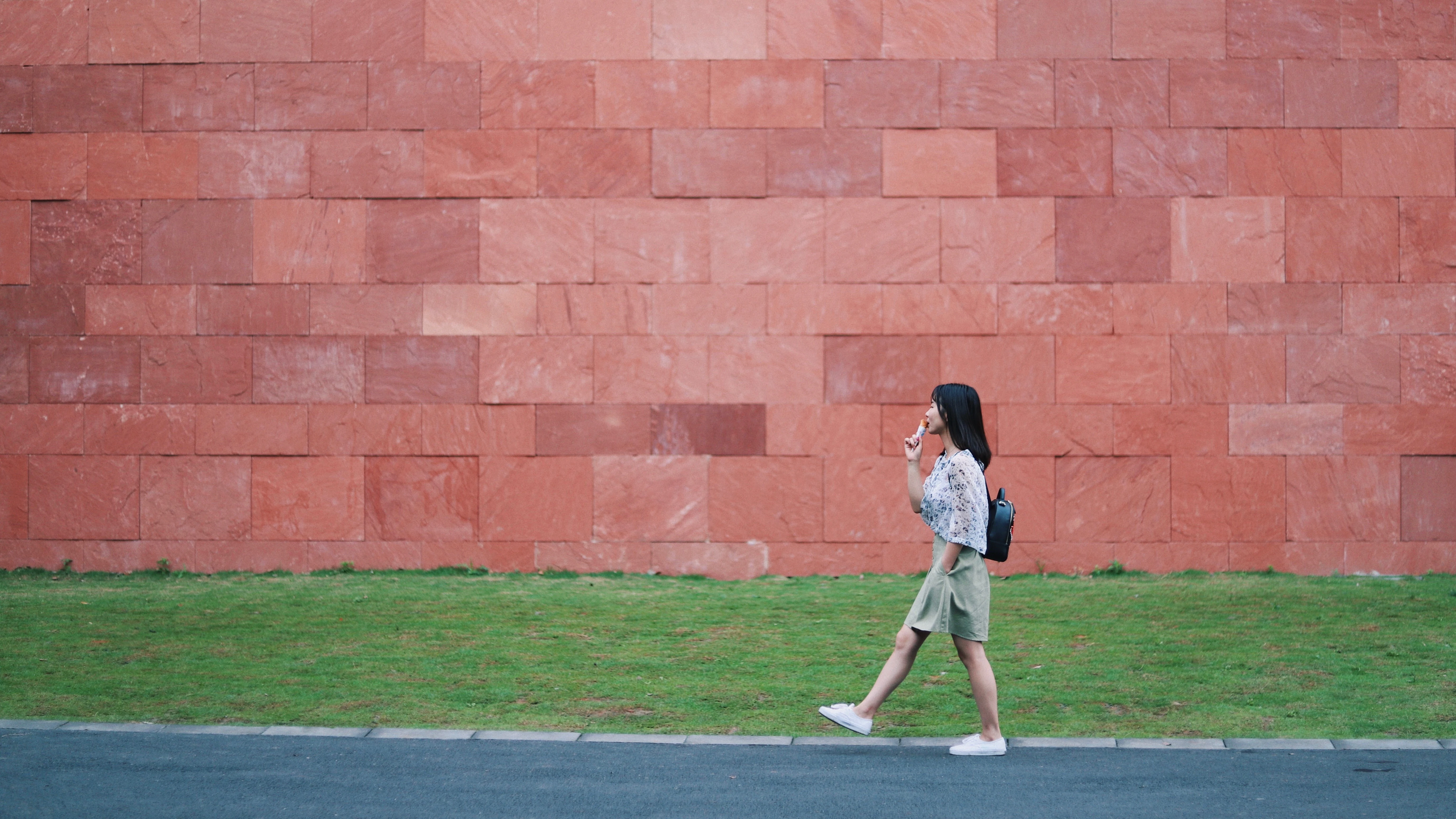 Mujer caminando Mujer caminando