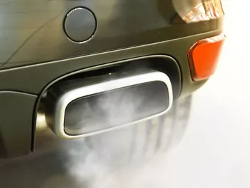 Tubo de escape de un coche Tubo de escape de un coche