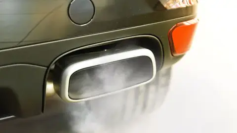 Tubo de escape de un coche Tubo de escape de un coche