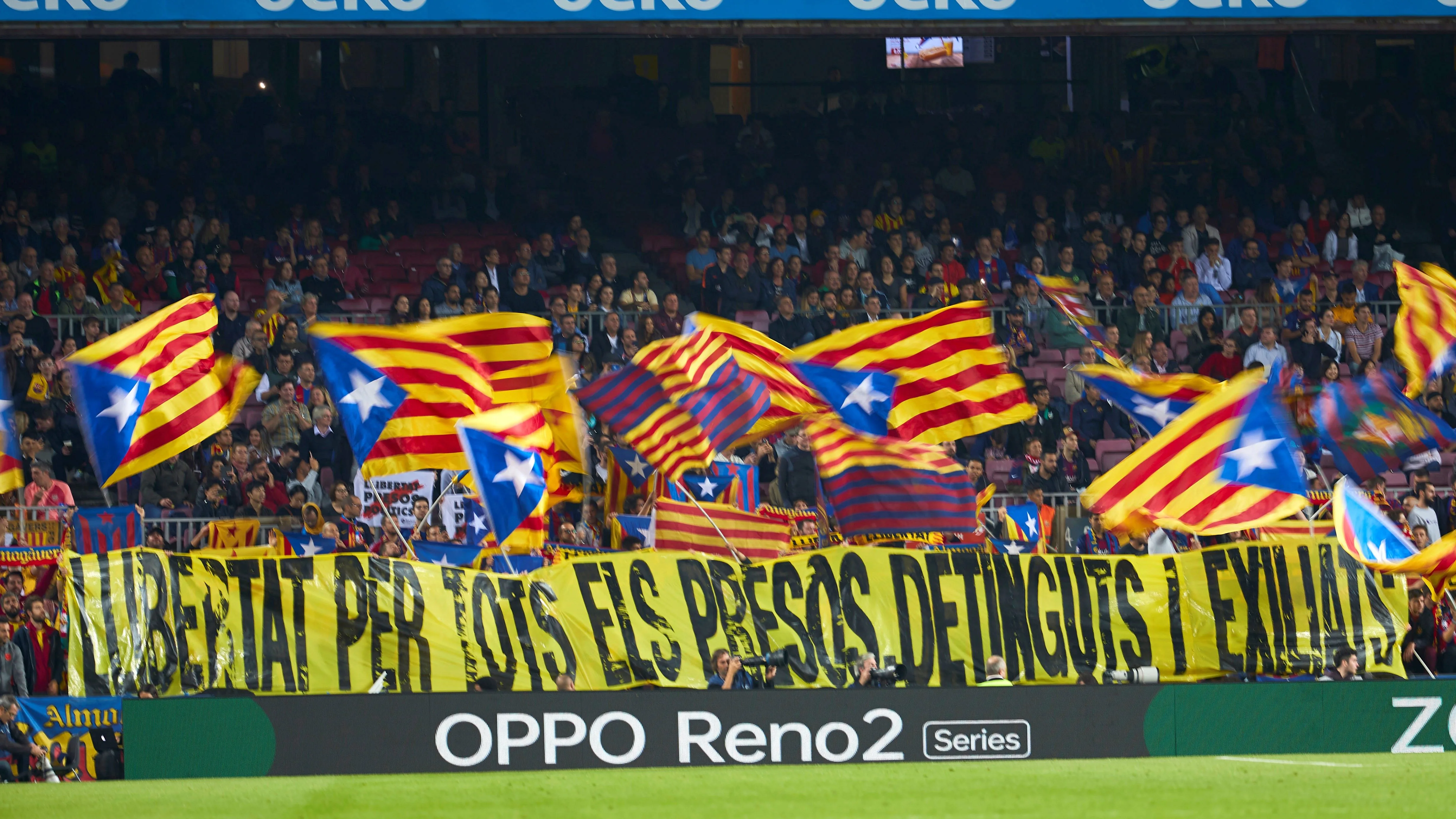 Esteladas y una pancarta pidiendo la libertad de los políticos catalanes en prisión, en el Camp Nou