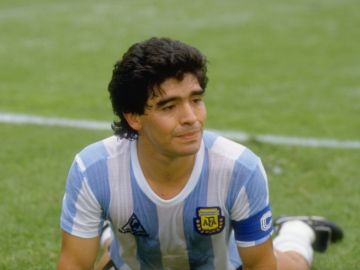 Diego Armando Maradona, tendido sobre el terreno de juego