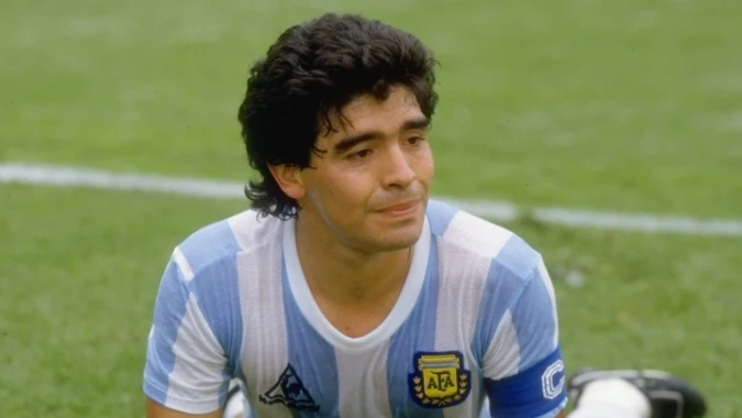 Diego Armando Maradona, tendido sobre el terreno de juego