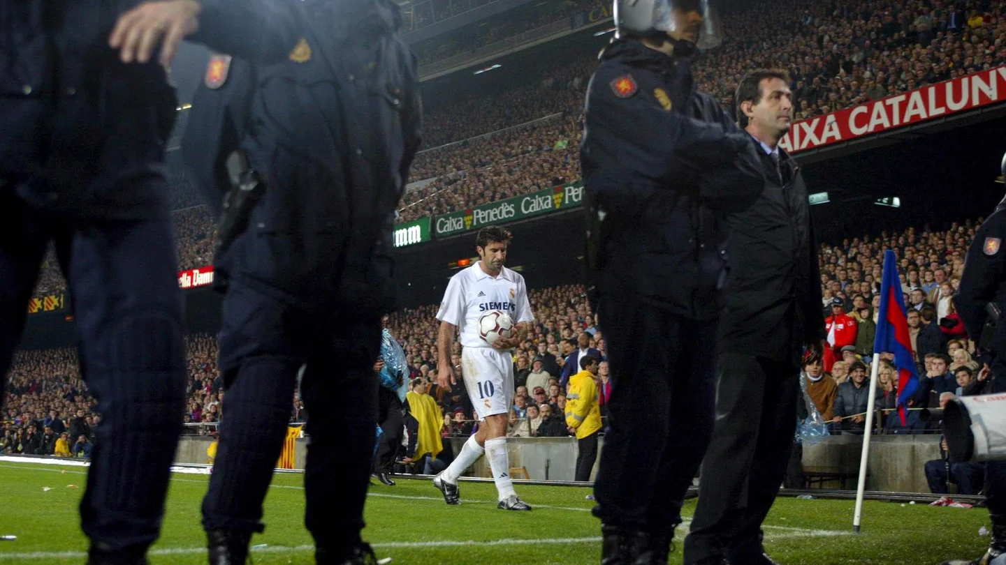 Figo se dispone a sacar un córner en el Camp Nou Figo se dispone a sacar un córner en el Camp Nou