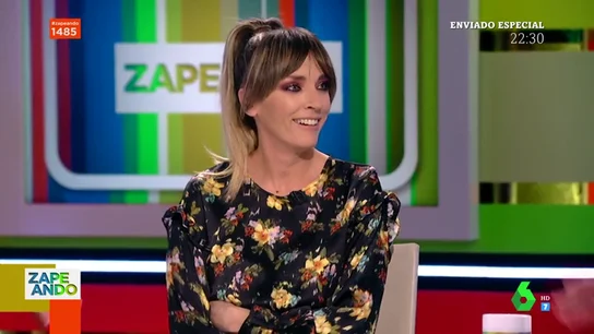 Dani Mateo descubre qué esconde Anna Simon debajo de la mesa del plató de Zapeando Dani Mateo descubre qué esconde Anna Simon debajo de la mesa del plató de Zapeando