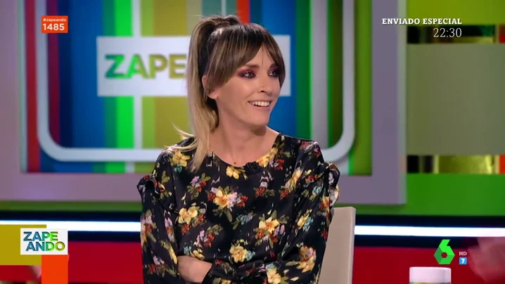 Dani Mateo descubre qué esconde Anna Simon debajo de la mesa del plató de Zapeando Dani Mateo descubre qué esconde Anna Simon debajo de la mesa del plató de Zapeando