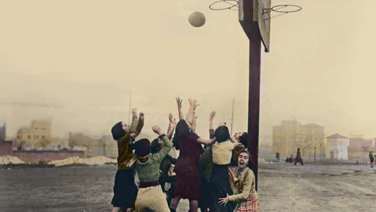 Alumnas del Instituto-Escuela en los altos del Hipódromo de Madrid (hoy, Ramiro de Maeztu) jugando al baloncesto en 1933 Alumnas del Instituto-Escuela en los altos del Hipódromo de Madrid (hoy, Ramiro de Maeztu) jugando al baloncesto en 1933