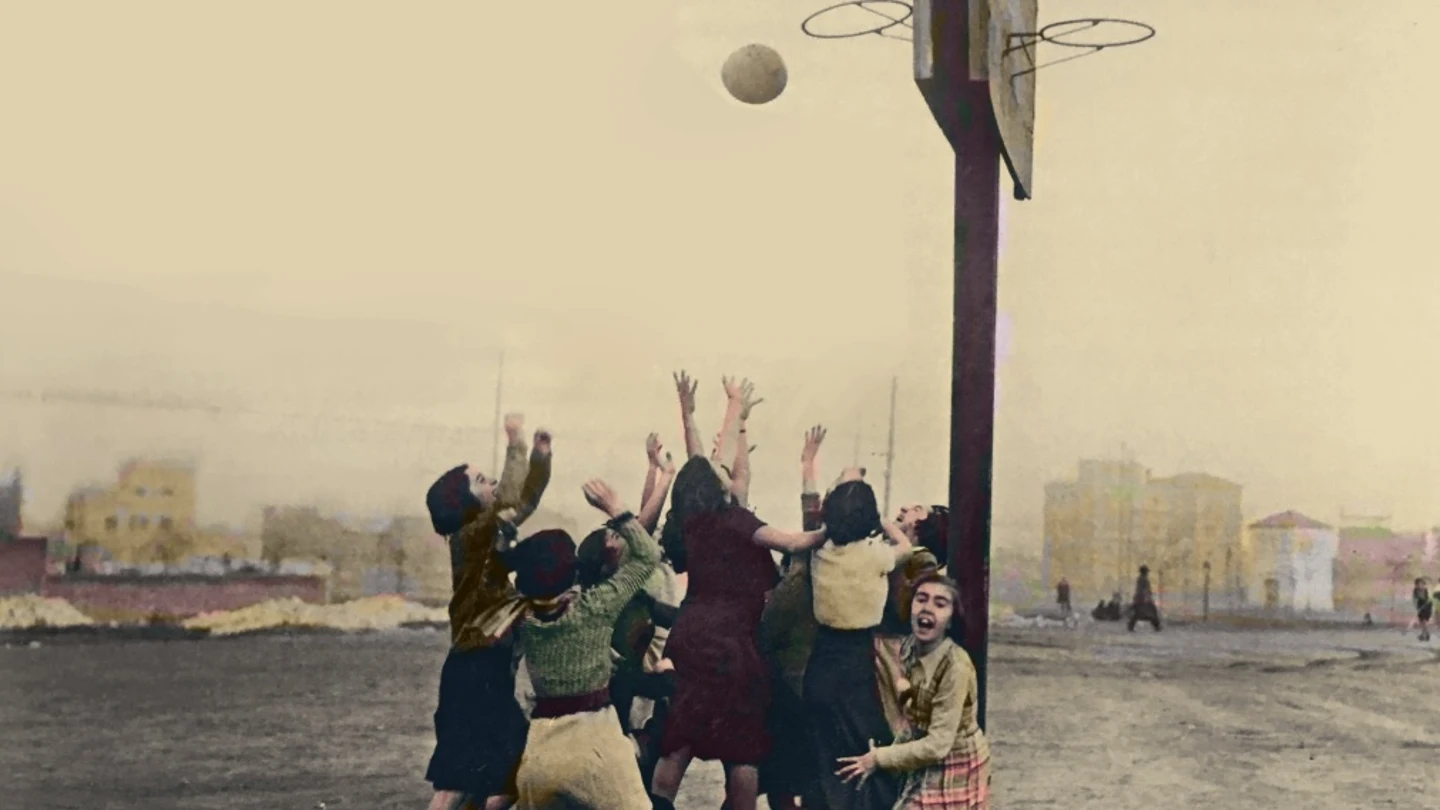 Alumnas del Instituto-Escuela en los altos del Hipódromo de Madrid (hoy, Ramiro de Maeztu) jugando al baloncesto en 1933 Alumnas del Instituto-Escuela en los altos del Hipódromo de Madrid (hoy, Ramiro de Maeztu) jugando al baloncesto en 1933