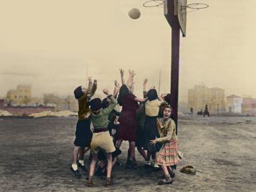 Alumnas del Instituto-Escuela en los altos del Hipódromo de Madrid (hoy, Ramiro de Maeztu) jugando al baloncesto en 1933 Alumnas del Instituto-Escuela en los altos del Hipódromo de Madrid (hoy, Ramiro de Maeztu) jugando al baloncesto en 1933