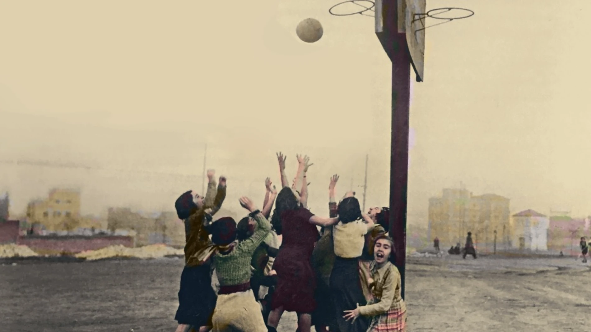 Alumnas del Instituto-Escuela en los altos del Hipódromo de Madrid (hoy, Ramiro de Maeztu) jugando al baloncesto en 1933