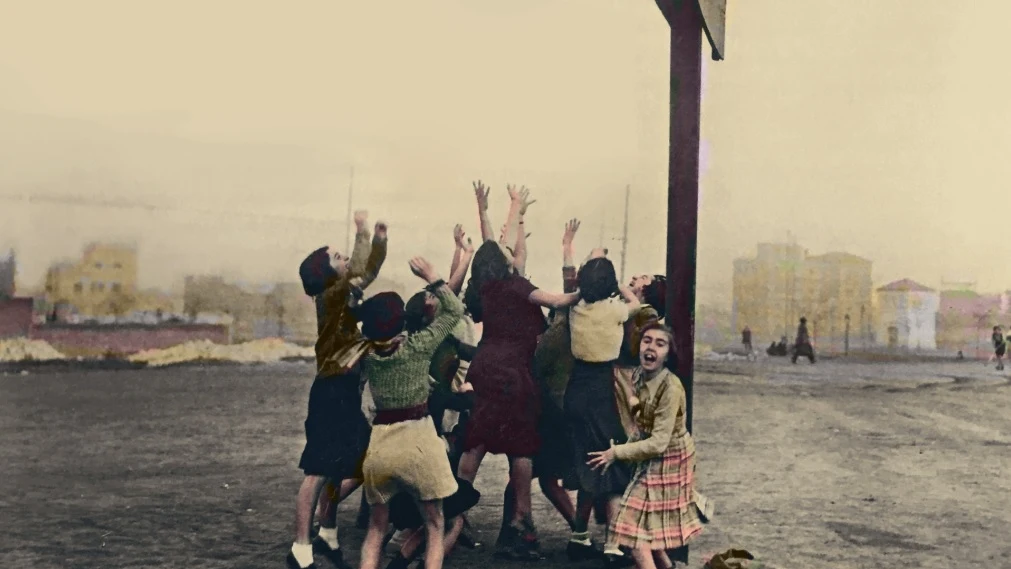 Alumnas del Instituto-Escuela en los altos del Hipódromo de Madrid (hoy, Ramiro de Maeztu) jugando al baloncesto en 1933