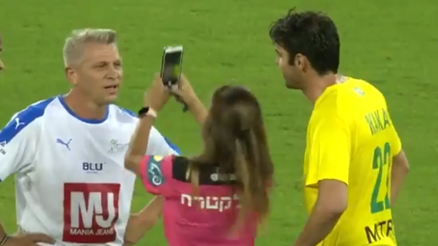 Una árbitra pide un selfie a Kaká en pleno partido Una árbitra pide un selfie a Kaká en pleno partido