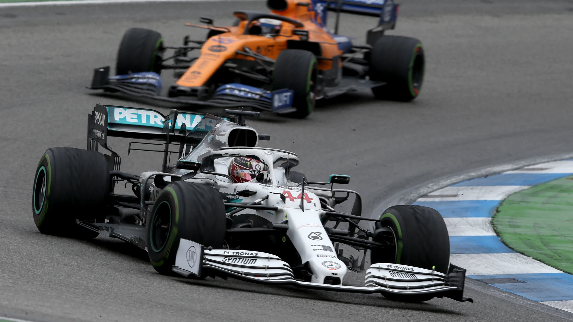 Hamilton rueda por delante de Carlos Sainz