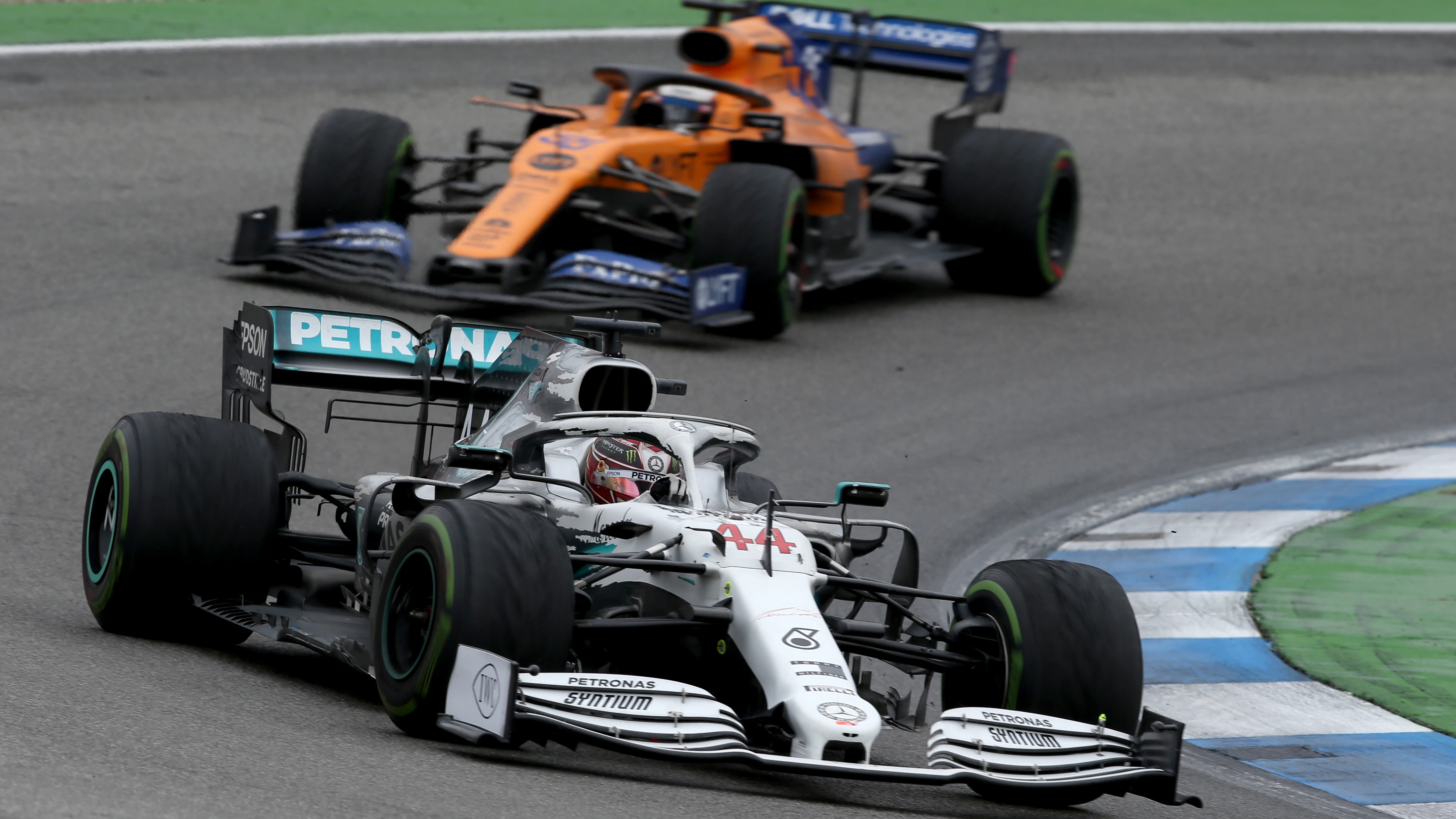 Hamilton rueda por delante de Carlos Sainz