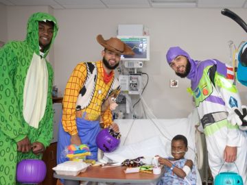 Los hermanos Cody y Caleb Martin disfrazados de Woody y Buzz Lightyear (Toy Story), respectivamente Los hermanos Cody y Caleb Martin disfrazados de Woody y Buzz Lightyear (Toy Story), respectivamente