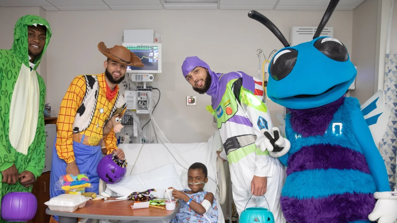 Los hermanos Cody y Caleb Martin disfrazados de Woody y Buzz Lightyear (Toy Story), respectivamente