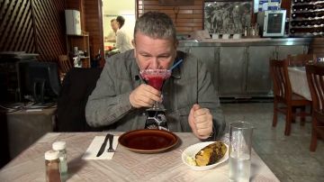 Chicote 'rejuvenece' con la bebida del  Pepe's Cantina: "Me siento como un niño tomando un sirope helado de fresa"