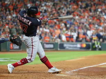 Howard Kendrick, de los Washington Nationals, bateando en el séptimo partido de las series mundiales Howard Kendrick, de los Washington Nationals, bateando en el séptimo partido de las series mundiales