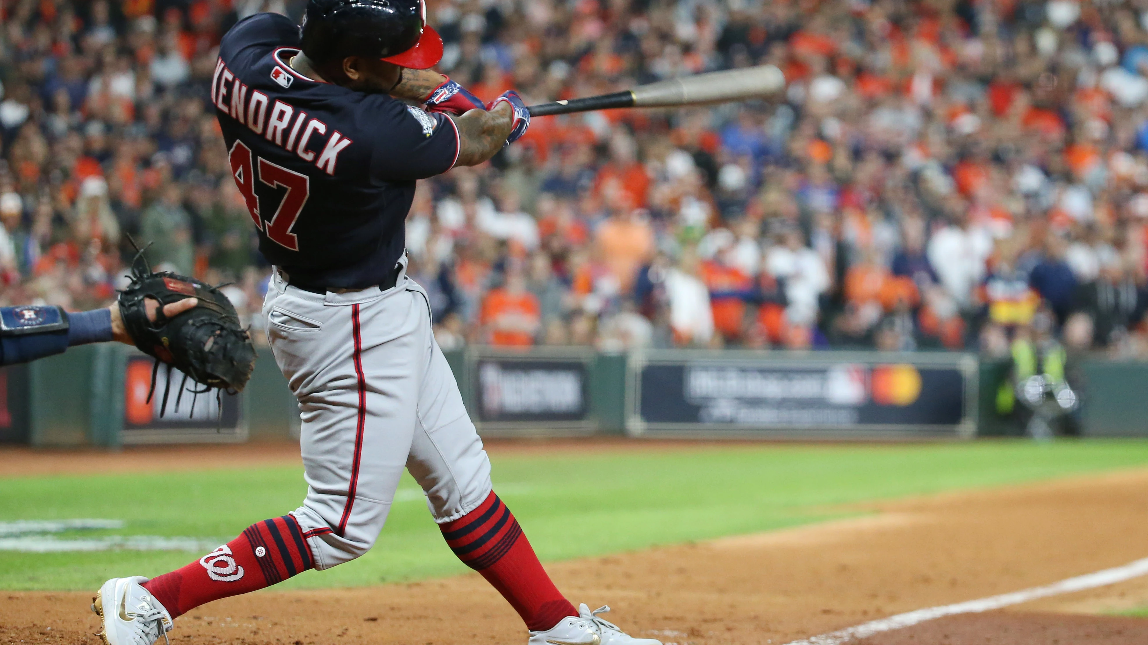 Howard Kendrick, de los Washington Nationals, bateando en el séptimo partido de las series mundiales