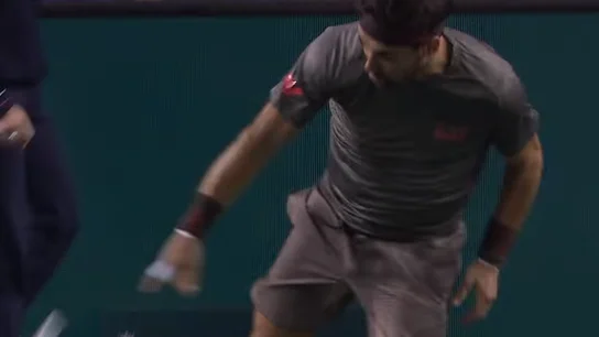 Fabio Fognini lanza su raqueta contra el suelo Fabio Fognini lanza su raqueta contra el suelo