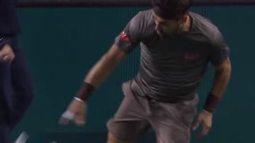 Fabio Fognini lanza su raqueta contra el suelo