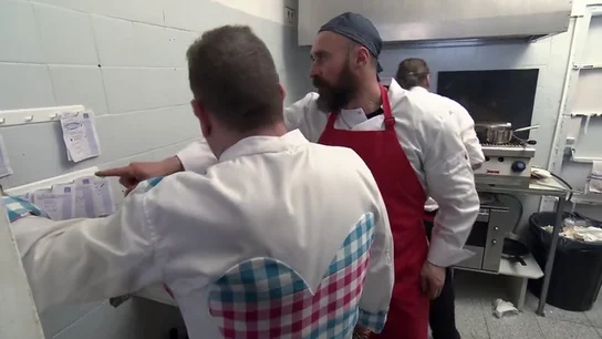 Chicote toma las riendas del caótico servicio de reapertura: "Tú, Pepe, te puedes ir a fumar, que para lo que haces…" Chicote toma las riendas del caótico servicio de reapertura: "Tú, Pepe, te puedes ir a fumar, que para lo que haces…"