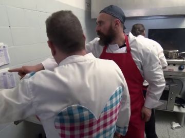 Chicote toma las riendas del caótico servicio de reapertura: "Tú, Pepe, te puedes ir a fumar, que para lo que haces…" Chicote toma las riendas del caótico servicio de reapertura: "Tú, Pepe, te puedes ir a fumar, que para lo que haces…"