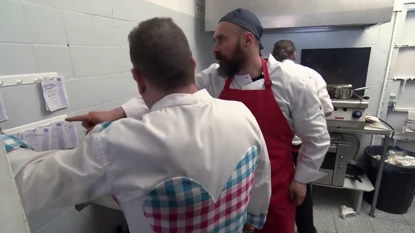 Chicote toma las riendas del caótico servicio de reapertura: "Tú, Pepe, te puedes ir a fumar, que para lo que haces…"