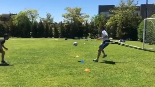 Riquelme entrenándose sobre un campo de fútbol. Riquelme entrenándose sobre un campo de fútbol.
