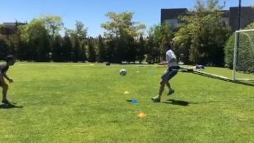 Riquelme entrenándose sobre un campo de fútbol.