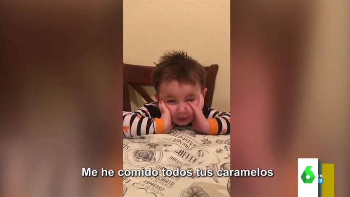 La reacción de una niña al creer que su madre se ha comido sus chucherías: "Te odio, te vas a poner gorda"