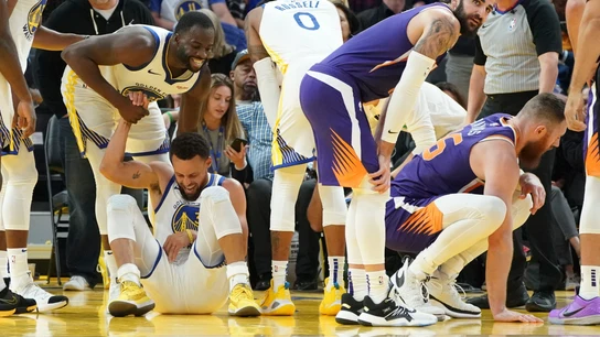 Stephen Curry cae al suelo tras sufrir una grave lesión en su mano izquierda Stephen Curry cae al suelo tras sufrir una grave lesión en su mano izquierda