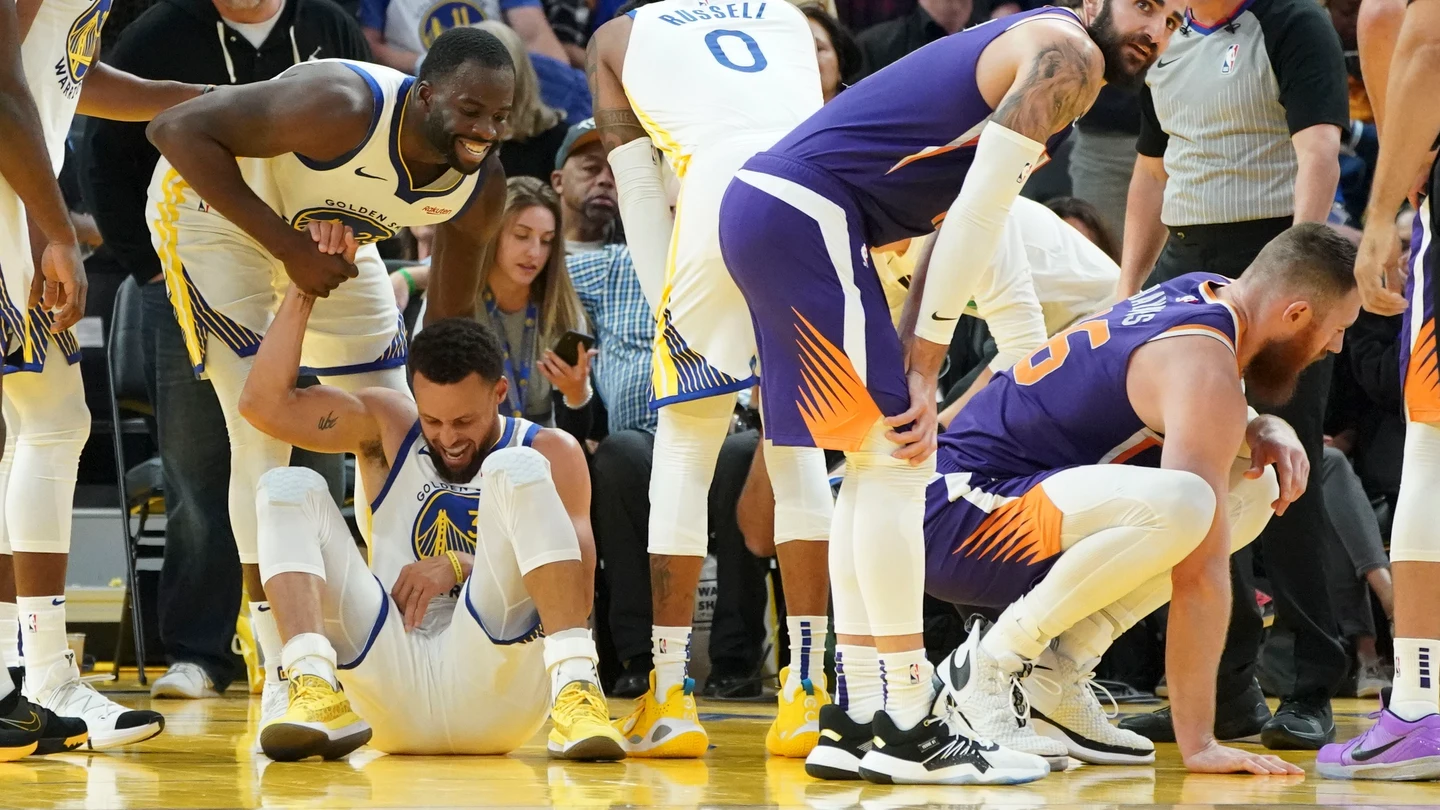 Stephen Curry cae al suelo tras sufrir una grave lesión en su mano izquierda Stephen Curry cae al suelo tras sufrir una grave lesión en su mano izquierda