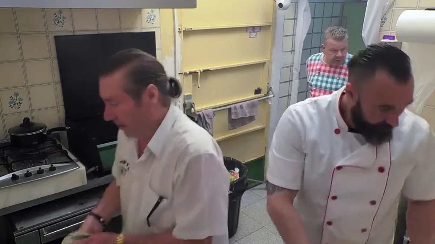 Chicote “saca de quicio” al dueño del Pepe's Cantina al darte tanta "caña": "¡Me pones malito, malito me pones!" Chicote “saca de quicio” al dueño del Pepe's Cantina al darte tanta "caña": "¡Me pones malito, malito me pones!"