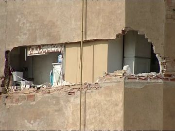 Desalojan a 40 vecinos de un edificio en Badalona por un enorme agujero Desalojan a 40 vecinos de un edificio en Badalona por un enorme agujero