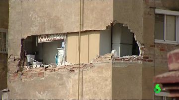 Desalojan a 40 vecinos de un edificio en Badalona por un enorme agujero