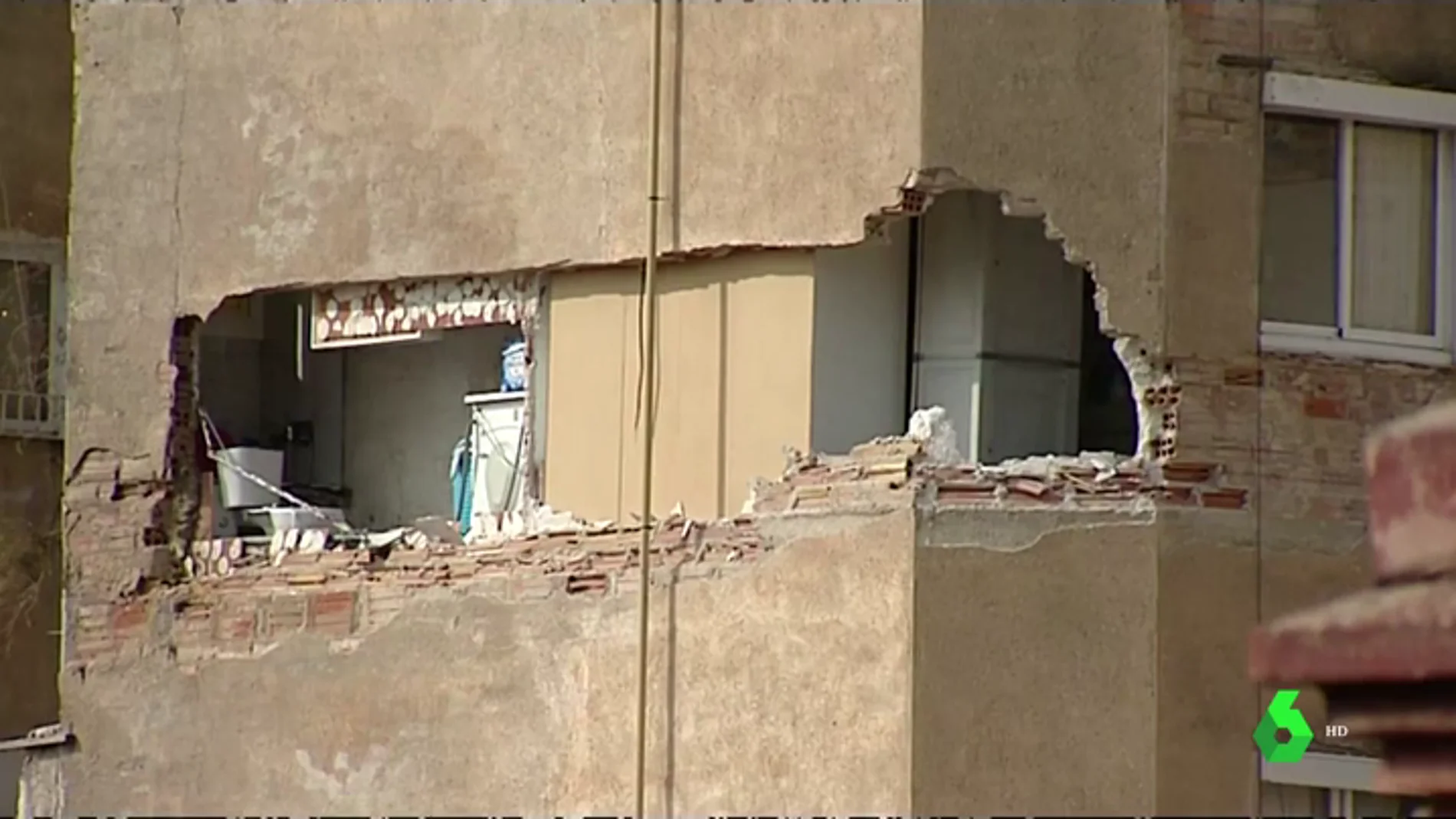 Desalojan a 40 vecinos de un edificio en Badalona por un enorme agujero