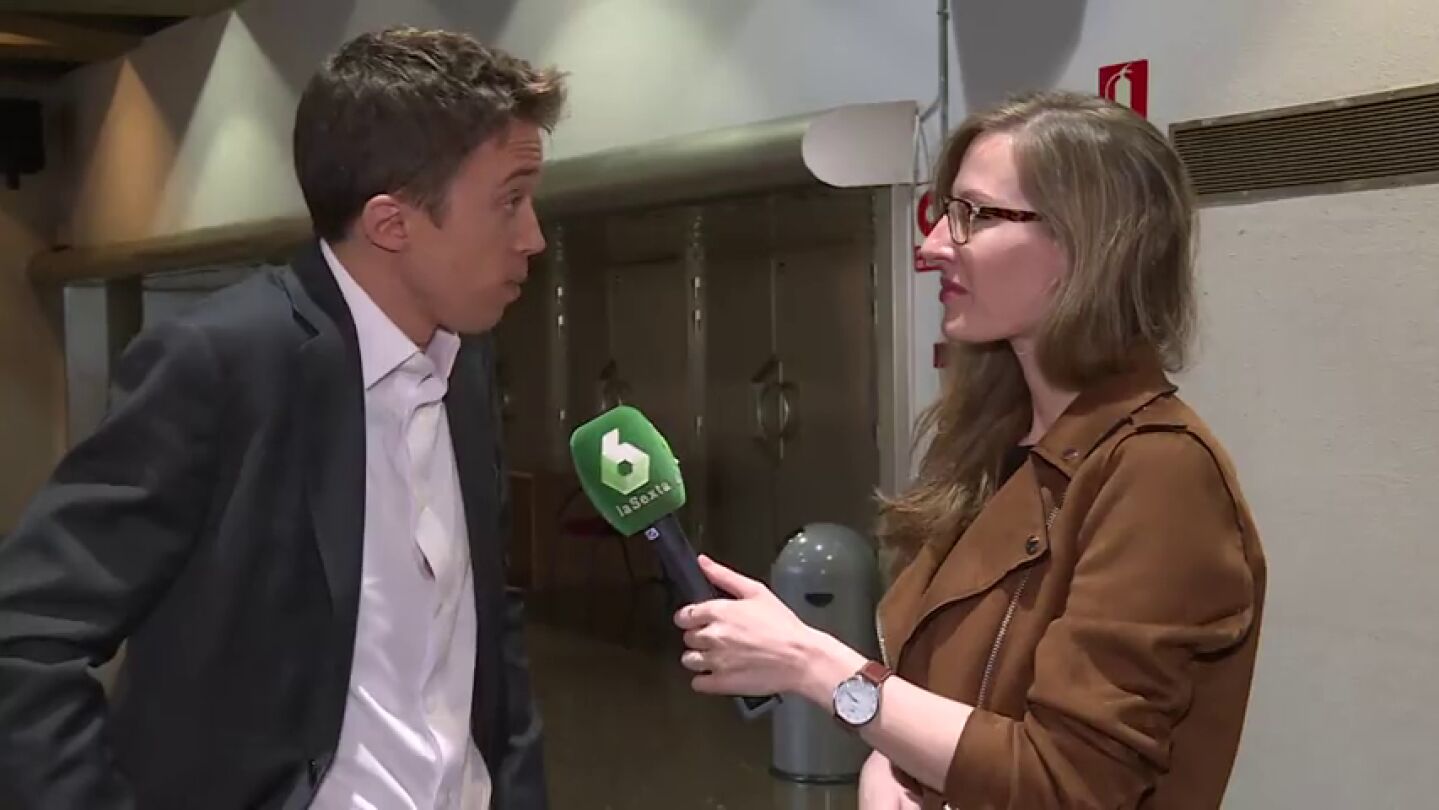 La periodista Laura Cerdeira entrevista a &Iacute;&ntilde;igo Errej&oacute;n