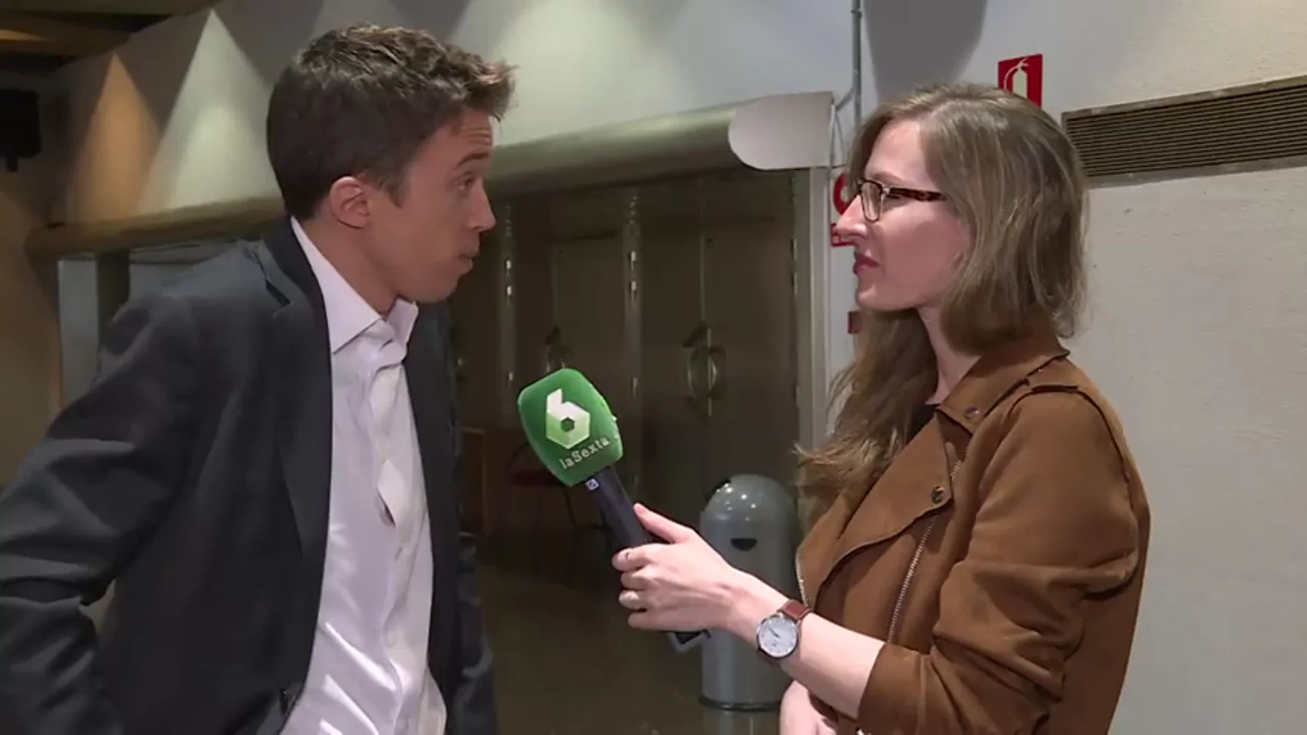 La periodista Laura Cerdeira entrevista a Íñigo Errejón