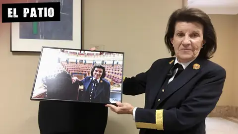 Paloma, la ujier más famosa del Congreso El Muro