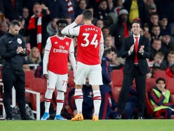 Xhaka se lleva la mano a la oreja ante las críticas de los aficionados Xhaka se lleva la mano a la oreja ante las críticas de los aficionados
