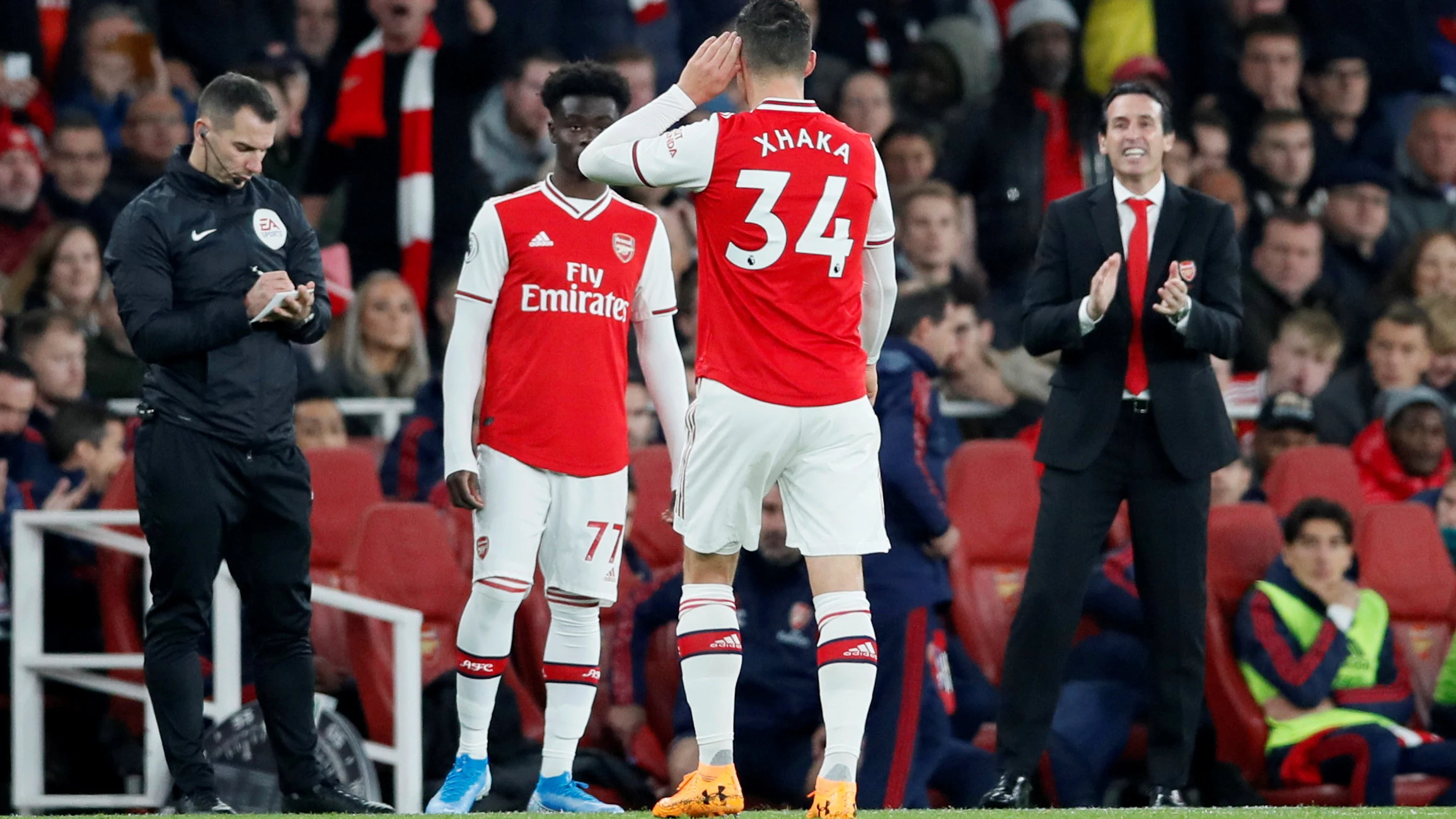 Xhaka se lleva la mano a la oreja ante las críticas de los aficionados