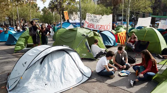 Universitarios continúan acampados en la plaza de la Universidad de Barcelona Universitarios continúan acampados en la plaza de la Universidad de Barcelona