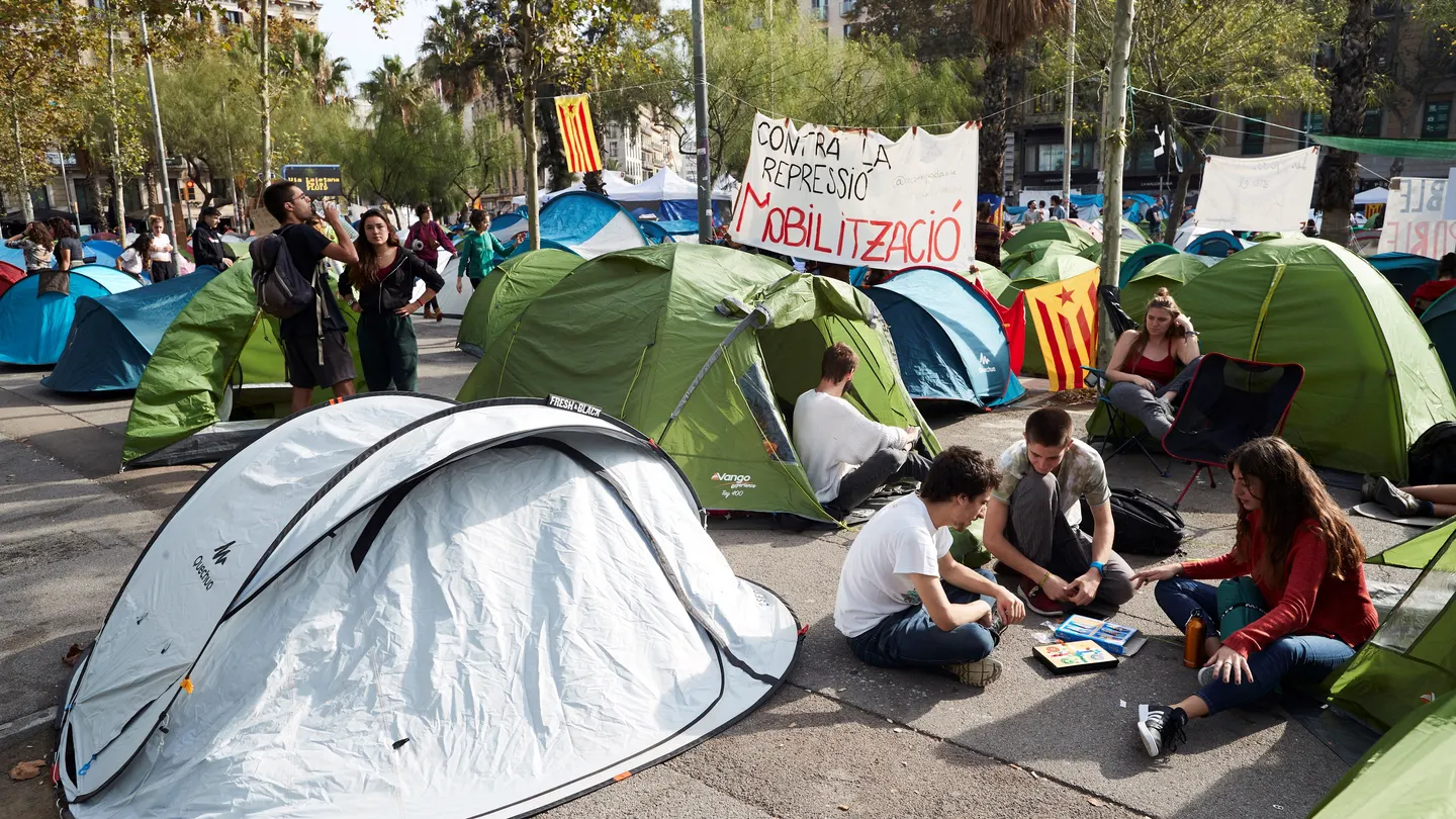 Universitarios continúan acampados en la plaza de la Universidad de Barcelona Universitarios continúan acampados en la plaza de la Universidad de Barcelona