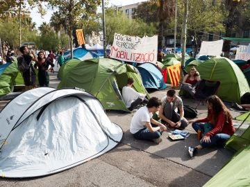 Universitarios continúan acampados en la plaza de la Universidad de Barcelona Universitarios continúan acampados en la plaza de la Universidad de Barcelona