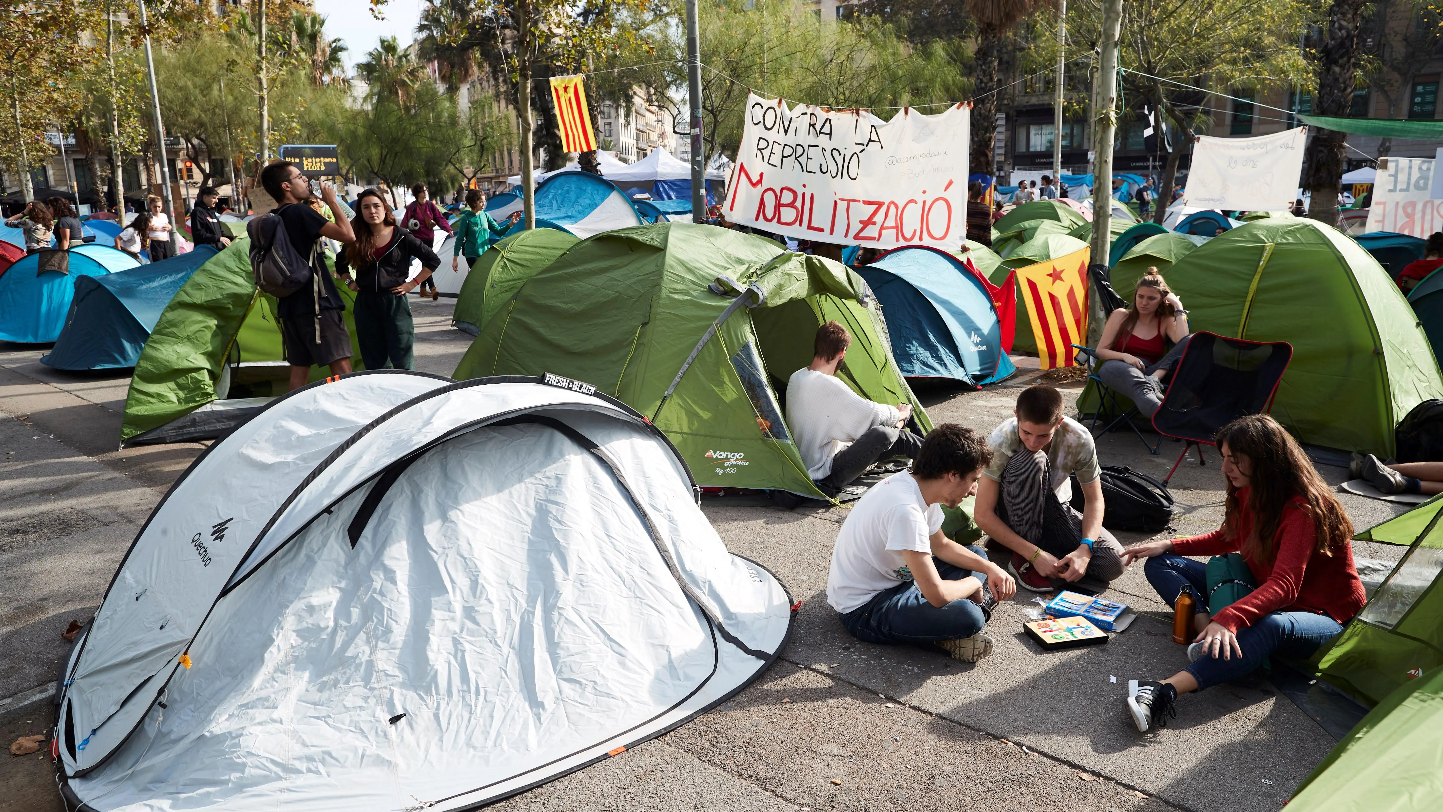 Universitarios continúan acampados en la plaza de la Universidad de Barcelona