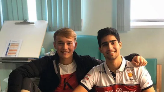 Billy Monger y Juan Manuel Correa posan en una foto Billy Monger y Juan Manuel Correa posan en una foto