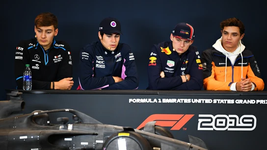 George Russell, Lance Stroll, Max Verstappen y Lando Norris observan el coche de 2021 George Russell, Lance Stroll, Max Verstappen y Lando Norris observan el coche de 2021