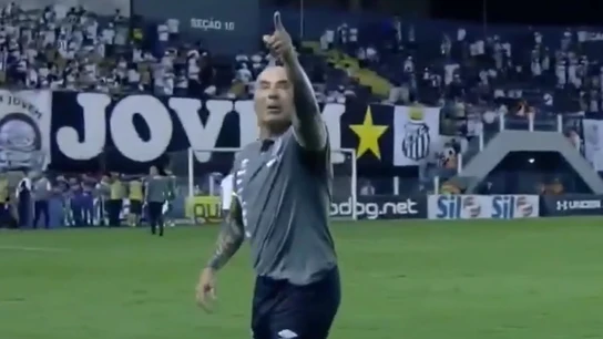 Jorge Sampaoli, entrenador del Santos, señalando a un aficionado Jorge Sampaoli, entrenador del Santos, señalando a un aficionado