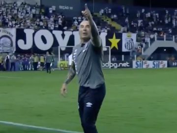 Jorge Sampaoli, entrenador del Santos, señalando a un aficionado Jorge Sampaoli, entrenador del Santos, señalando a un aficionado